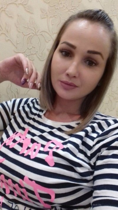 Сексуальная русская красотка позирует без одежды на камеру