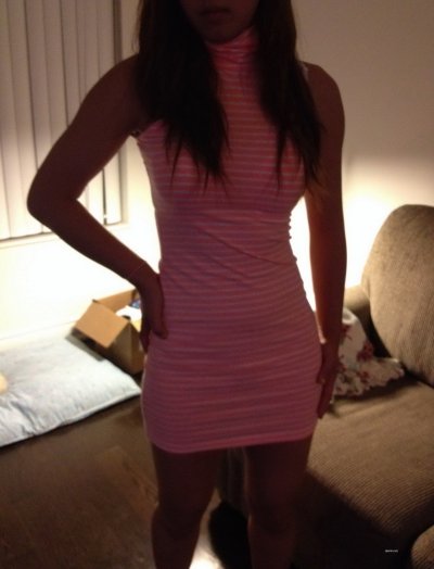 Соблазнительно раздевается сексуально