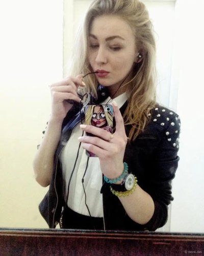 Привлекательная русая девушка демонстрирует свои обнаженные прелести перед вебкамерой