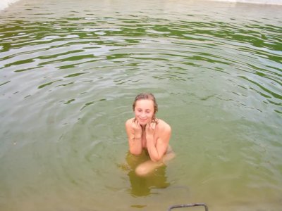 Заводит показывая свои аппетитные груди