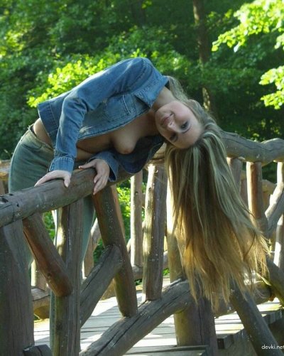 Обворожительная красотка позирует на свежем воздухе