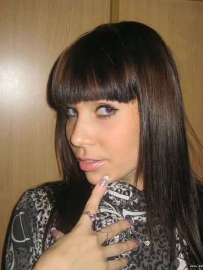 Очаровательная девушка демонстрирует свою интимную зону вблизи