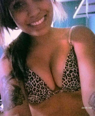 Горячая мулатка наслаждается интимными утехами