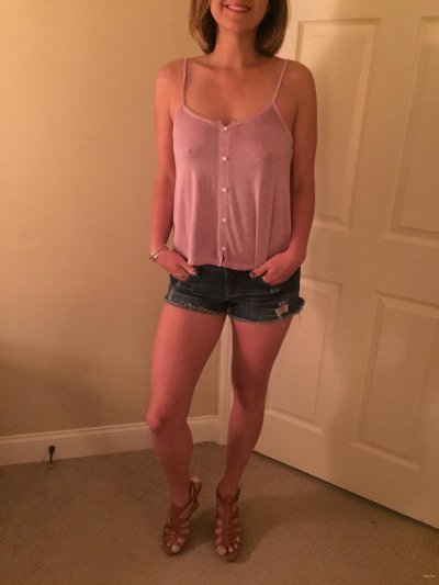 Опытная милфа без нижнего белья демонстрирует свои прелести