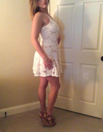 Красотка в наряде показывает свои привлекательные формы