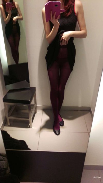 Девушка показала бюст в примерочной: неожиданный стриптиз!