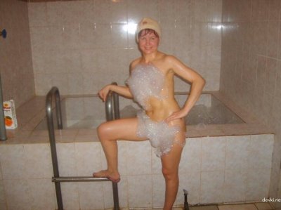 Супруга делает минет в парной: горячее видео