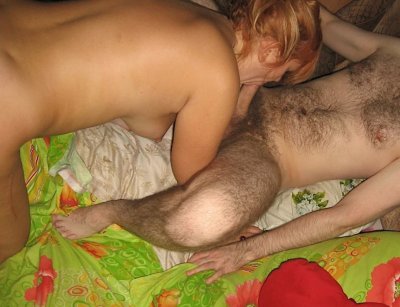 Позвал товарища в свою кровать: горячая встреча втроем!