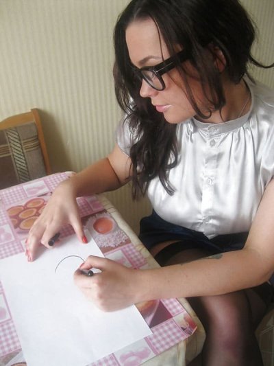 Телка мастурбирует киску на кухне