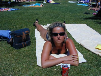 Пышная блондиночка с большой грудью на курорте