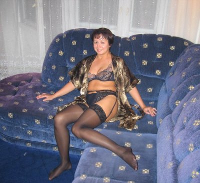 Опытная дама наслаждается игрушками для взрослых