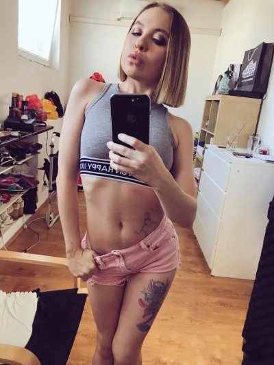 Страстная красотка без одежды ждет тебя