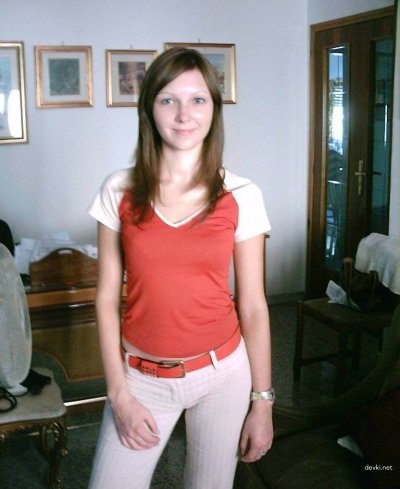 Рыженькая на отпуске делает фото без лифчика