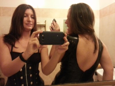 Горячая мамочка поглаживает свою киску пальчиками