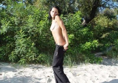 Соблазнительная красотка раздевается и позирует у прекрасной речки