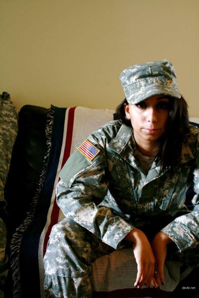 Девушка в военной форме: соблазн и страсть в униформе!