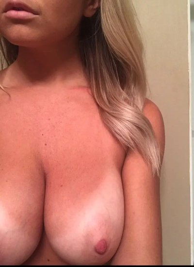 Огненная блондиночка с обворожительным телом и прекрасной грудью