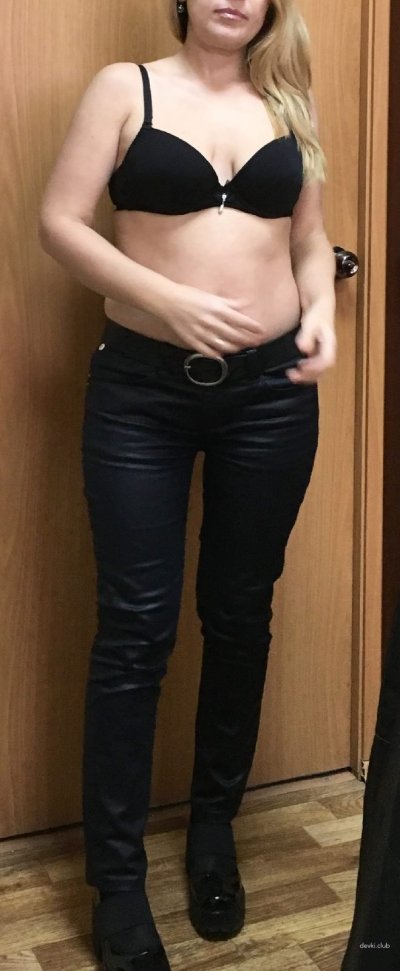 Выставляет свои прелести перед своим партнером