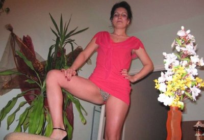 Обнаженная супруга делает минет