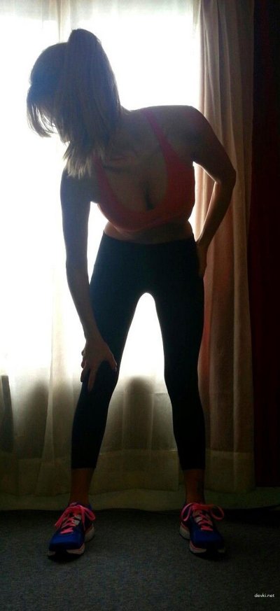 Горячая красотка с татуировкой показывает свои прелести