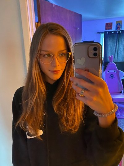 Привлекательная красотка делает интимные снимки