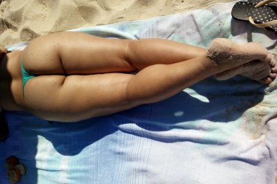 Сексуальная шлюха экспонирует интимные места и огромную попу