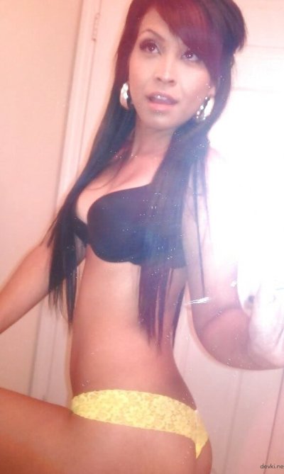 Красотка возбуждает камеру своими позами