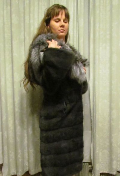 Сексуальная жена в шубке без одежды