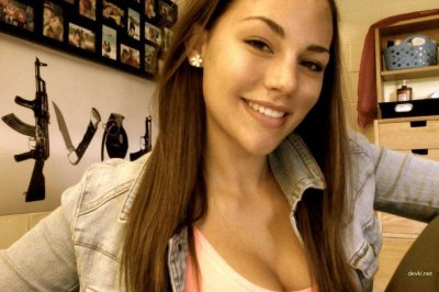 Милашка фоткает себя в душе: горячий кадр для взрослых