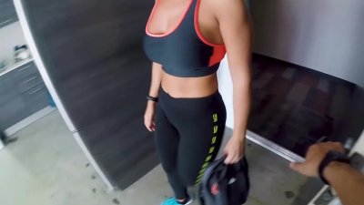 Пригласил красотку с большой грудью из спортзала позагорать в моем душе и попробовать новые вкусные гели!