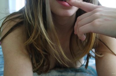 Горячая красотка демонстрирует свои прелести в уютной обстановке