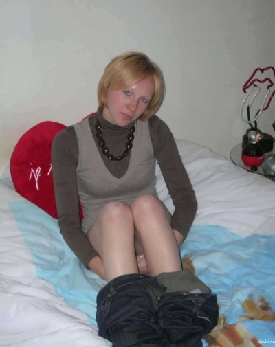 Блондинка раздевается и начинает весело развлекаться с вибратором