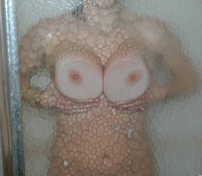 Муж поделился откровенными снимками своей обнаженной жены