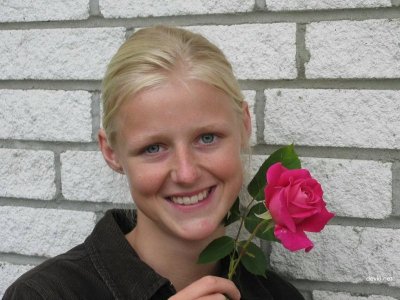 Молодая красотка с обильным вагинальным выделением