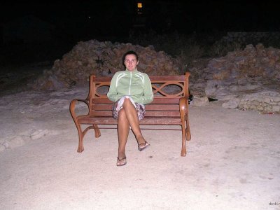 Как девушка наслаждается отдыхом на солнечном побережье моря