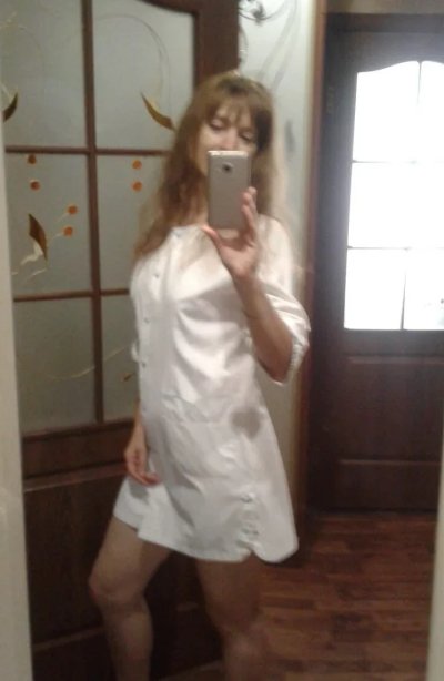 Фото у зеркала: обнаженная красотка показывает свое тело.