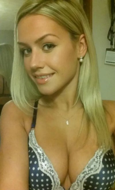 Привлекательная роскошная блондинка, интимные снимки в домашней обстановке