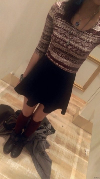 Молоденькая красотка раздевается перед своим отражением