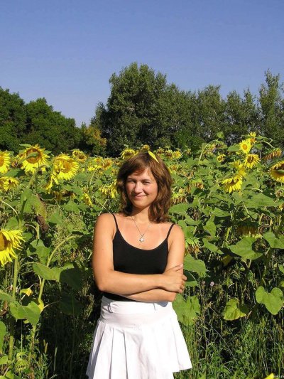 Привлекательная девушка на отдыхе позирует обнаженной для фото