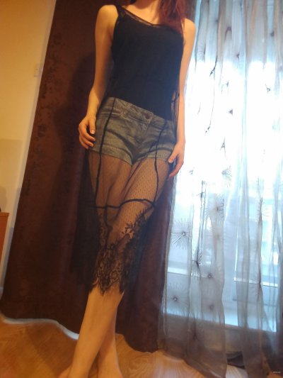 Пышногрудая красотка в прозрачном сексуальном наряде