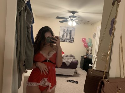 Загадочная красотка с большой грудью в рождественском нижнем белье фотографирует себя