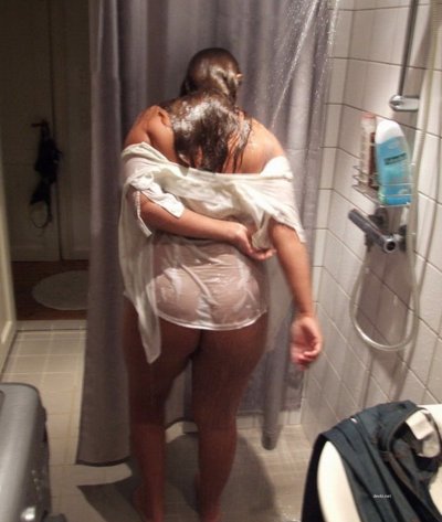 Красотка с пышной попкой на камеру