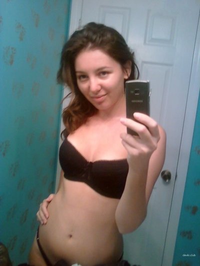 Фото горячей брюнетки в откровенном исполнении.