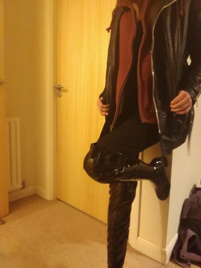 После прогулки снимает все до наготы