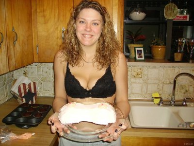 Соблазнительные фото: милашка с густой промежностью демонстрирует свои прелести