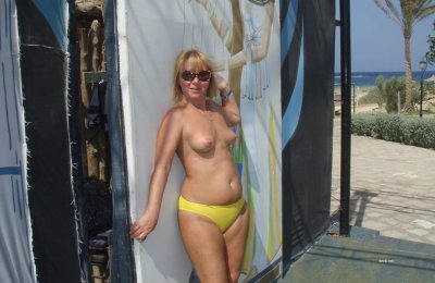 Дама на берегу океана