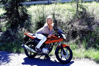 Пышногрудая увлекается историями и быстрой ездой