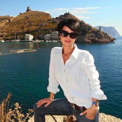 Сексуальная темнокожая милашка в парилке