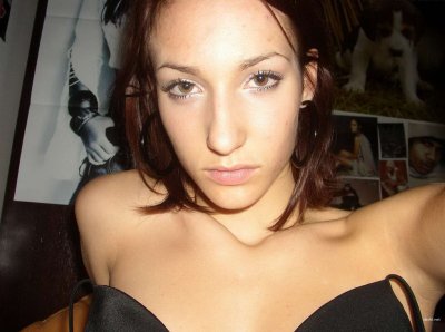 Очаровательная шатенка радует любителей эротики в домашних видео