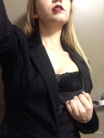 Молодая блондинка не забывает анальную игру, даже на работе!